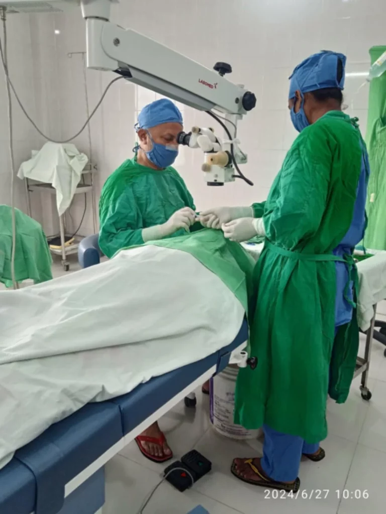 doctors_operating_on_patient_eye